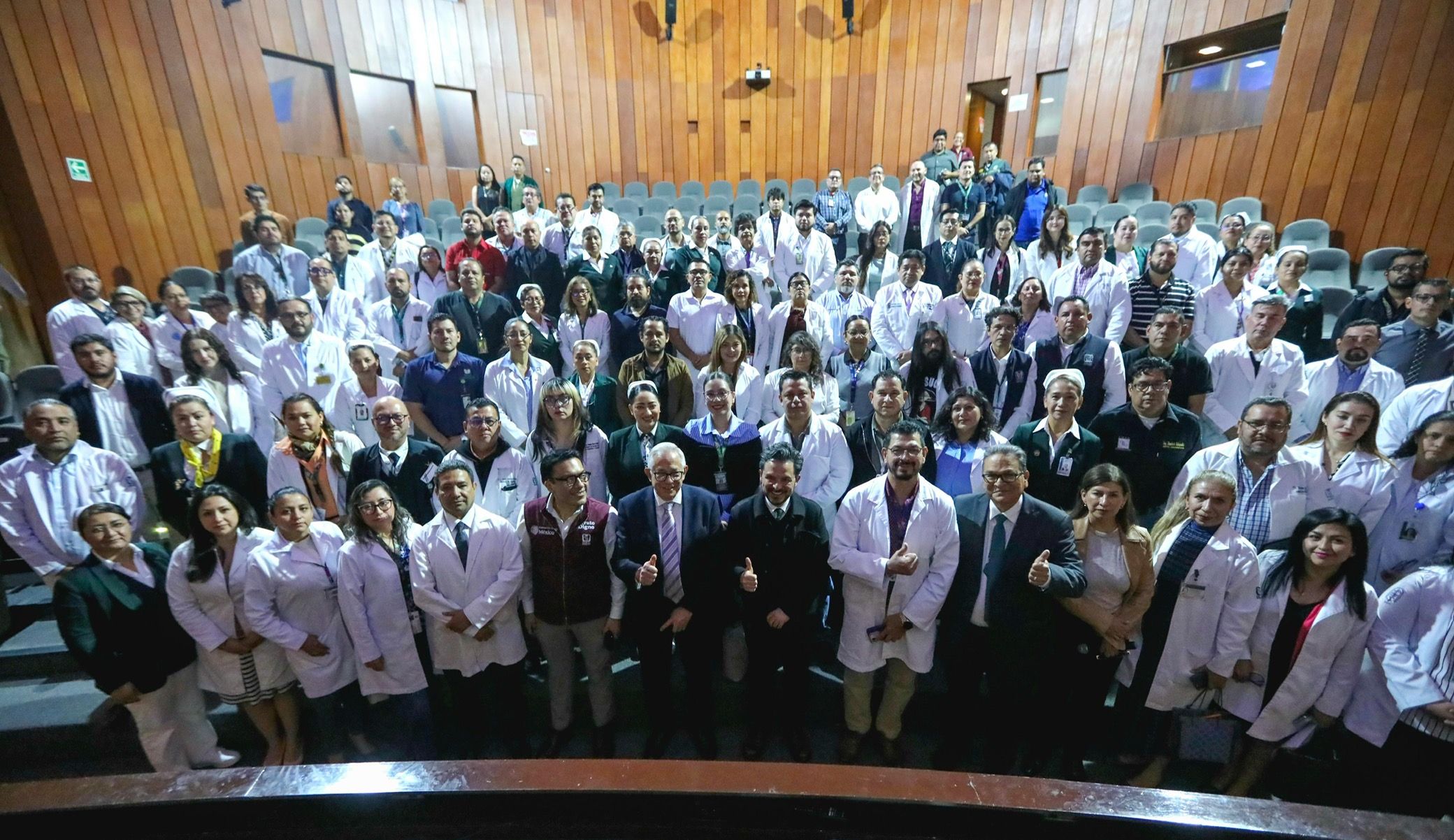 Dialoga Zoé Robledo con personal médico y operativo sobre puesta en marcha de las 12 acciones en 120 días